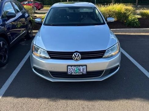 Used 2014 Volkswagen Jetta SE FWD image 2