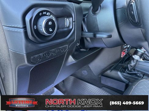 Used 2025 Jeep Gladiator Mojave w/ Convenience Group image 7