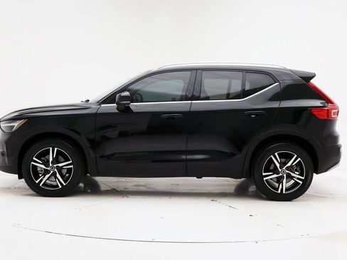 Used 2023 Volvo XC40 B5 Plus image 6