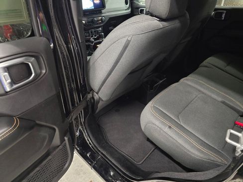 Used 2025 Jeep Wrangler Unlimited Sahara AWD/4WD image 26