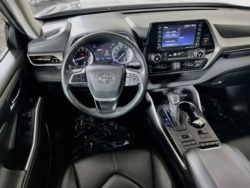 Used 2022 Toyota Highlander XLE AWD/4WD image 21