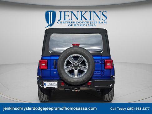 Used 2018 Jeep Wrangler Unlimited Sahara AWD/4WD image 5