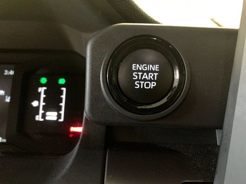 Used 2025 Toyota Tacoma SR5 AWD/4WD image 27