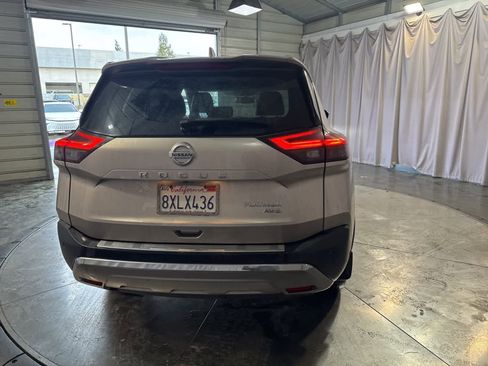 Used 2021 Nissan Rogue Platinum image 6