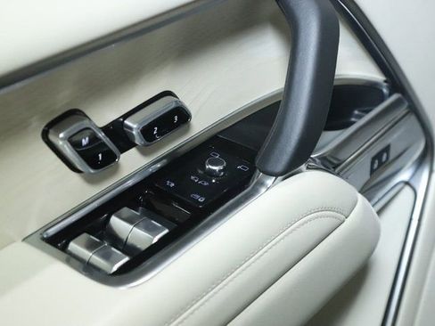 Used 2023 Land Rover Range Rover Long Wheelbase SE image 31