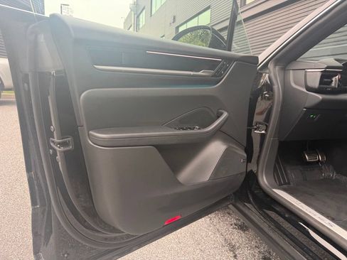 Certified 2025 Porsche Macan 4S Electric AWD/4WD image 18