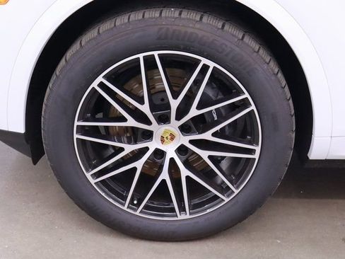 Certified 2024 Porsche Cayenne Coupe AWD/4WD image 31