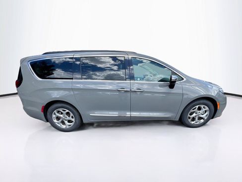 Used 2023 Chrysler Pacifica Limited FWD image 6