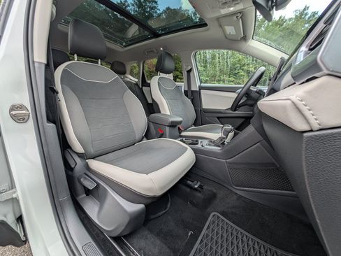Used 2025 Volkswagen Taos SE w/ Panoramic Sunroof Package FWD image 21
