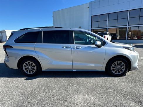 Certified 2023 Toyota Sienna XLE image 2