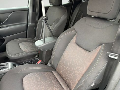 Used 2023 Jeep Renegade Latitude AWD/4WD image 23