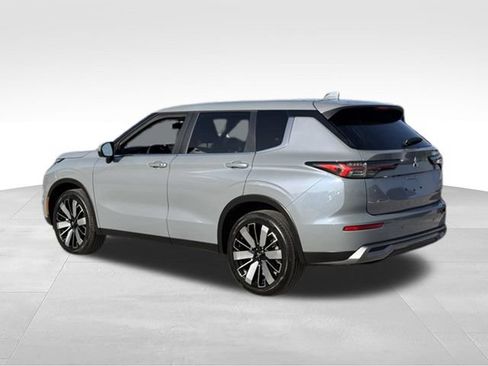 Used 2026 Mitsubishi Outlander SE FWD image 3