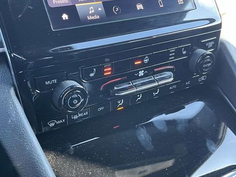 Used 2023 Jeep Grand Cherokee Altitude image 31