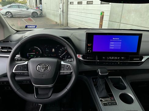 Used 2025 Toyota Sienna XLE image 15
