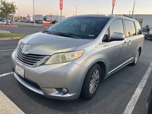 Used 2013 Toyota Sienna XLE w/ Premium Pkg image 1