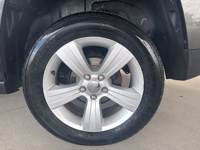 Used 2014 Jeep Patriot Latitude AWD/4WD image 9