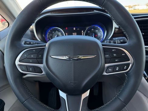 Used 2023 Chrysler Pacifica Limited image 15