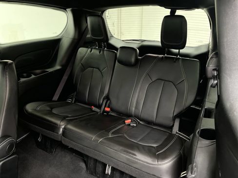 Used 2025 Chrysler Pacifica Select FWD image 13