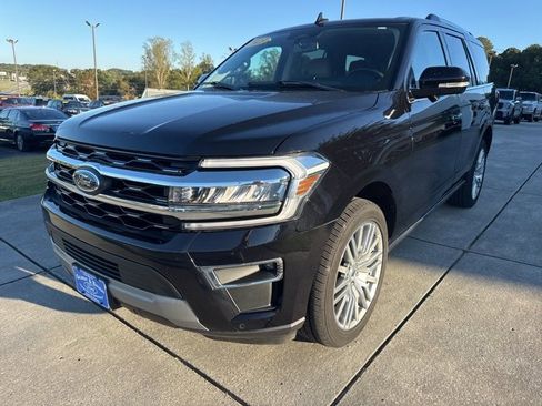 Used 2023 Ford Expedition Limited image 3