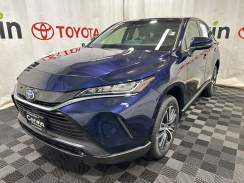 Used 2022 Toyota Venza LE image 3