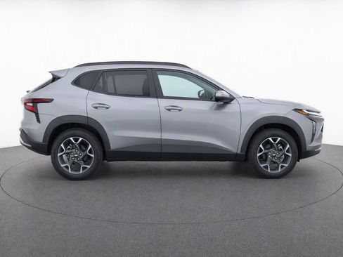 Used 2025 Chevrolet Trax LT w/ LT Convenience Package FWD image 8