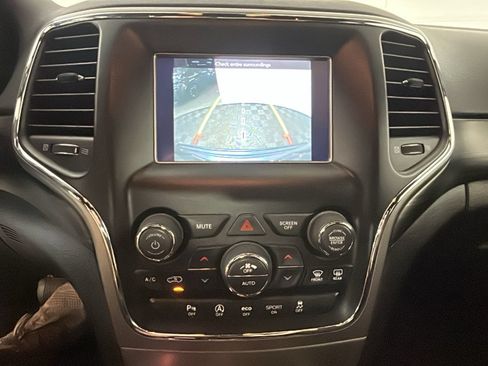 Used 2019 Jeep Grand Cherokee Laredo AWD/4WD image 27