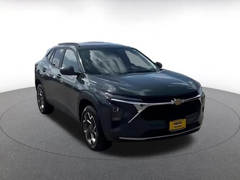 Used 2025 Chevrolet Trax LT FWD image 3