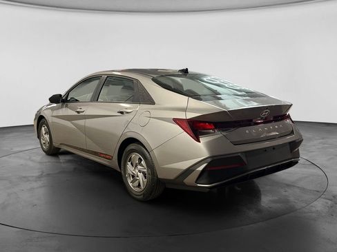 Certified 2025 Hyundai Elantra SE FWD image 8
