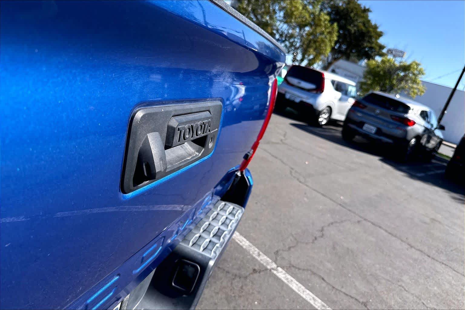 Used 2018 Toyota Tacoma TRD Sport w/ Technology Package RWD image 30