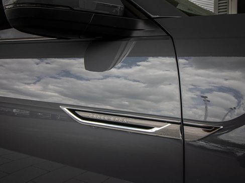 New 2026 Volkswagen Atlas Cross Sport SE FWD image 4