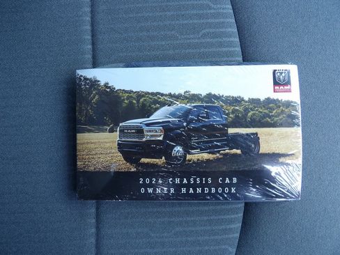 Used 2024 RAM 5500 Tradesman w/ Chrome Appearance Group AWD/4WD image 43