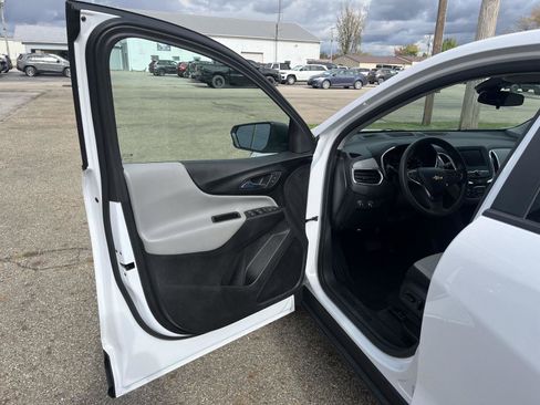 Used 2023 Chevrolet Equinox LS image 9