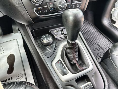 Used 2017 Jeep Cherokee Trailhawk AWD/4WD image 19