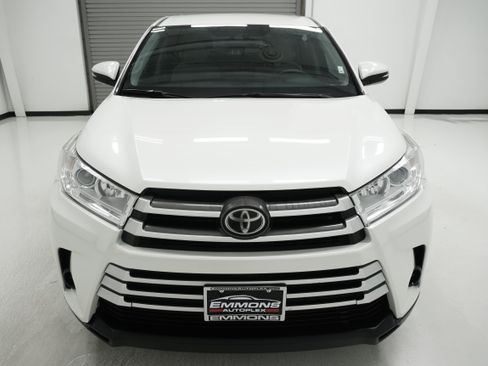 Used 2019 Toyota Highlander LE FWD image 2