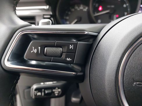 Used 2025 Porsche Macan image 19