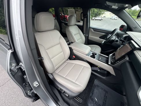 Certified 2025 GMC Acadia Elevation w/ Elevation Premium Package AWD/4WD image 25