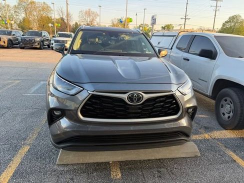 Used 2023 Toyota Highlander XLE AWD/4WD image 3