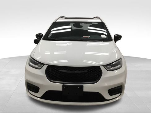 Used 2025 Chrysler Pacifica Limited image 3