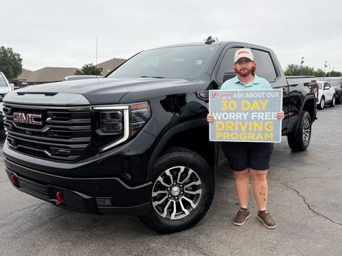 Used 2022 GMC Sierra 1500 AT4 w/ Technology Package AWD/4WD image 1