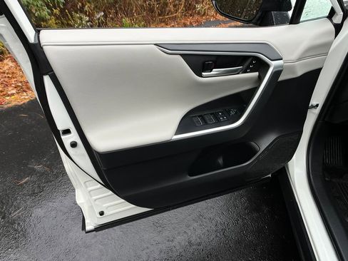 Used 2022 Toyota RAV4 Limited image 10