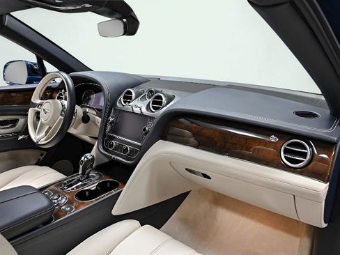 Used 2018 Bentley Bentayga image 25