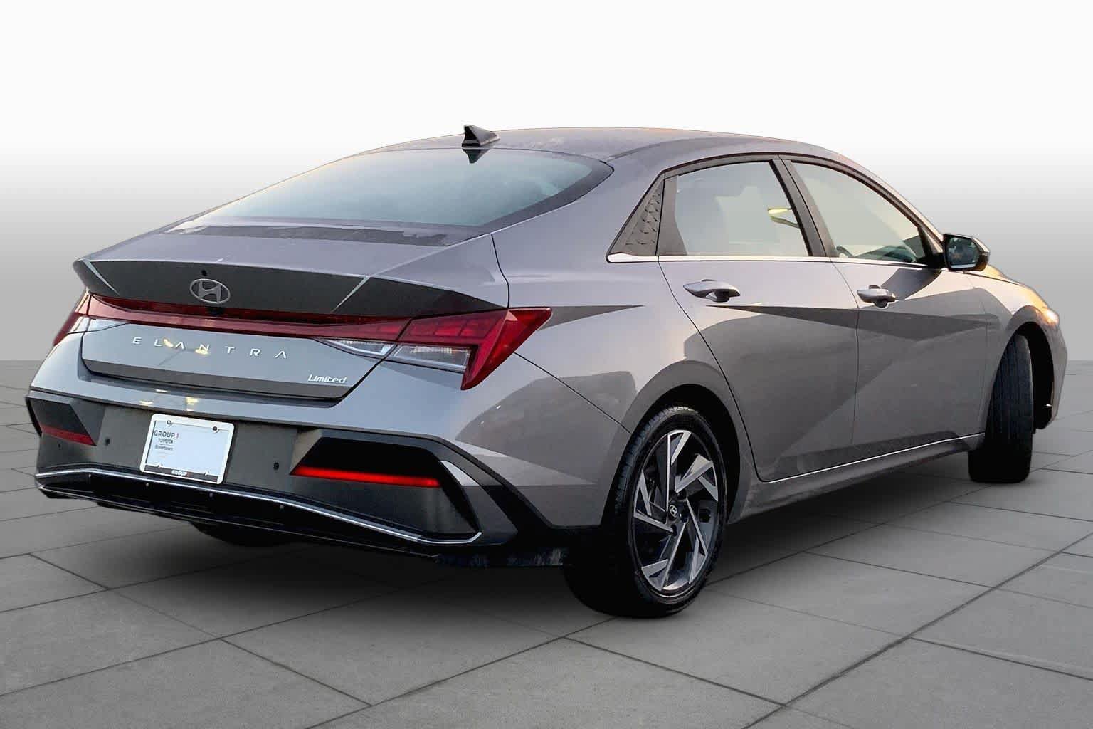 Used 2024 Hyundai Elantra Limited FWD image 12