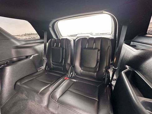 Used 2018 Ford Explorer XLT w/ Equipment Group 202A AWD/4WD image 31