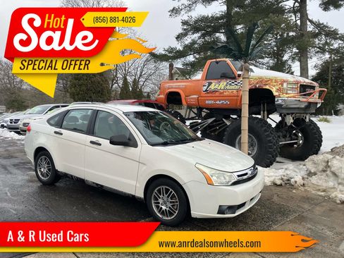 Used 2010 Ford Focus SE image 1