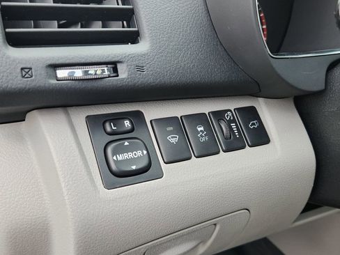 Used 2012 Toyota Highlander Limited w/ Tow Pkg image 28