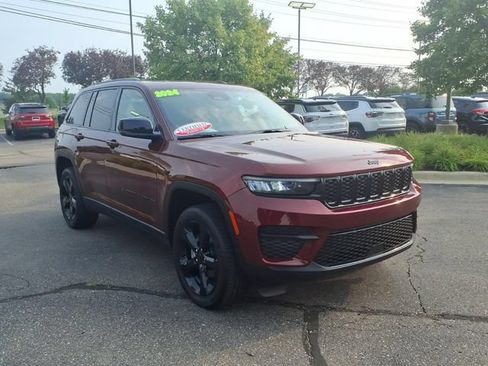 Certified 2024 Jeep Grand Cherokee Altitude AWD/4WD image 3