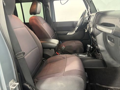 Used 2015 Jeep Wrangler Unlimited Rubicon AWD/4WD image 28