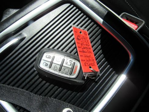 Used 2023 Chrysler Pacifica Touring-L FWD image 14