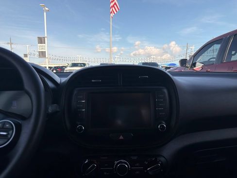 Used 2024 Kia Soul LX w/ Option Group 015 FWD image 10