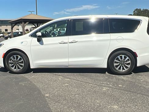 Used 2023 Chrysler Pacifica Touring-L image 6